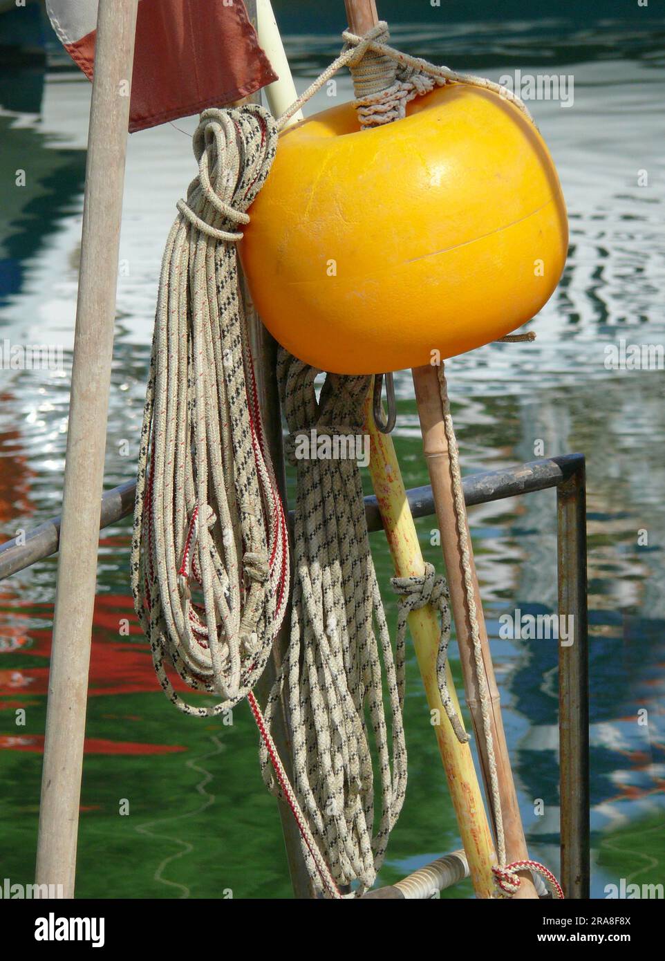 Italie, Émilie-Romagne, corde sur bateau, bouée Banque D'Images