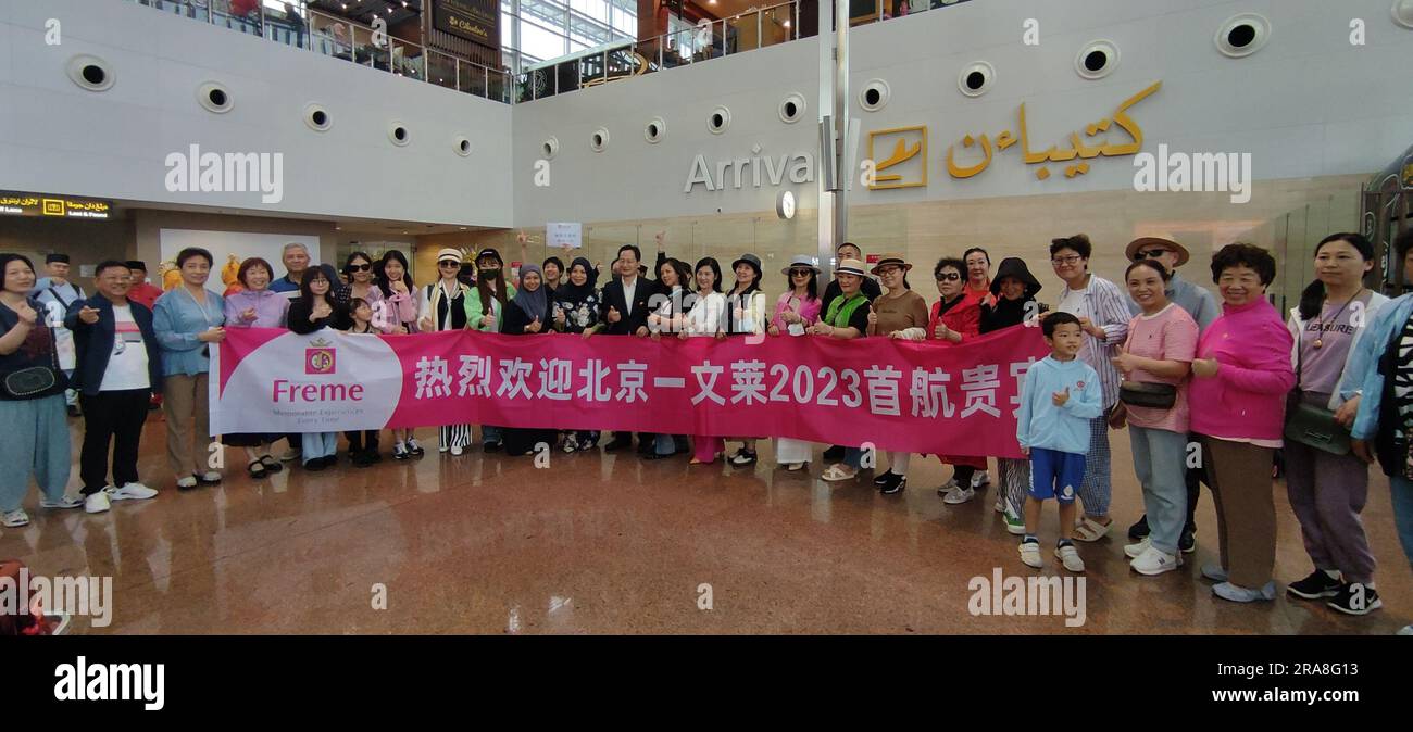 Bandar Seri Begawan, Brunei. 1st juillet 2023. Les touristes de Pékin posent pour une photo de groupe à l'aéroport international de Brunei à Bandar Seri Begawan, capitale du Brunei, 1 juillet 2023. L'office du tourisme du Brunéi et l'ambassade de Chine au Brunéi ont organisé samedi une cérémonie à l'aéroport international pour accueillir l'arrivée d'environ 110 touristes en provenance de Chine. L'arrivée de touristes chinois a marqué le retour entre les capitales des deux pays par des vols directs de Royal Brunei Airlines en trois ans depuis la pandémie COVID-19. Crédit : Jeffrey Wong/Xinhua/Alay Live News Banque D'Images