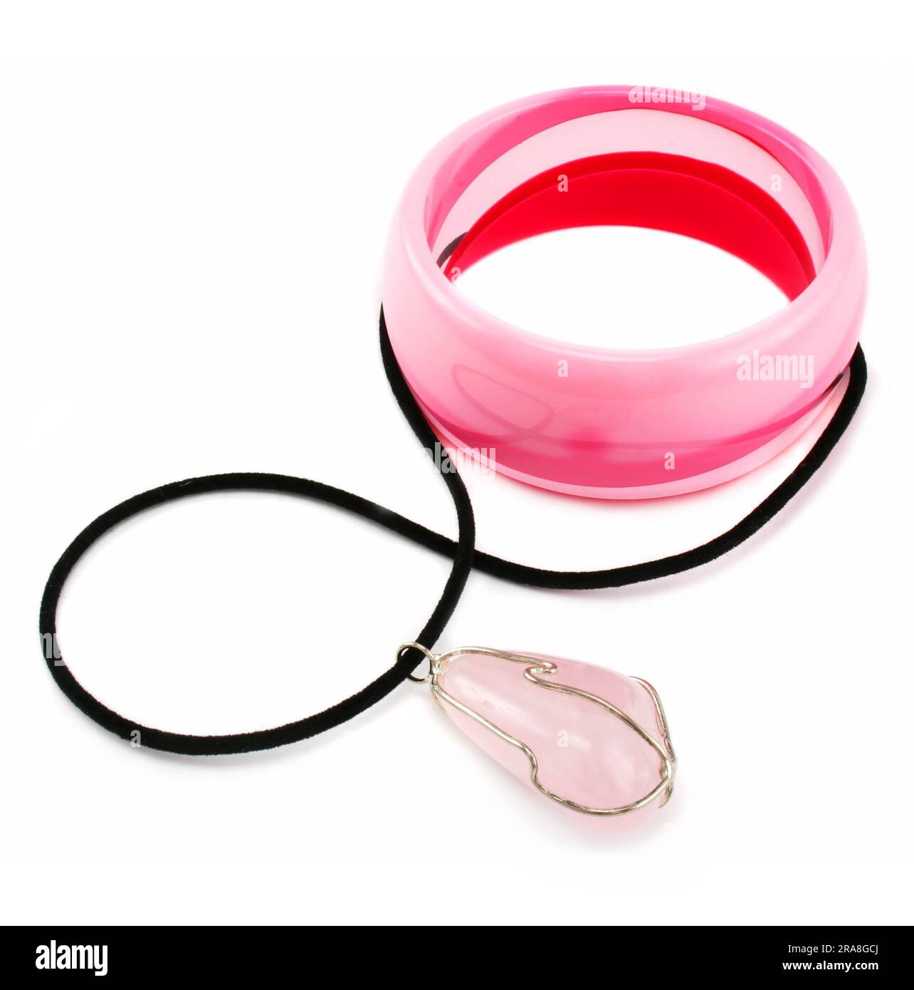 Bracelet rose et pendentif en quartz isolés sur fond blanc Banque D'Images