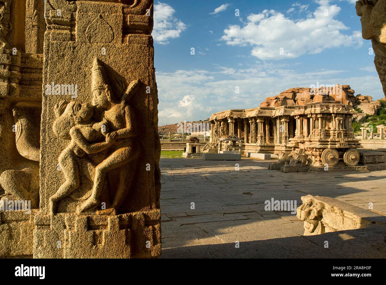 Amoureux sur un pilier dans l'élégant et très orné Kalyana Mandapa Pavillon de mariage et chariot en pierre dans le complexe du temple Vitthala à Hampi, Karnataka, Sud Banque D'Images