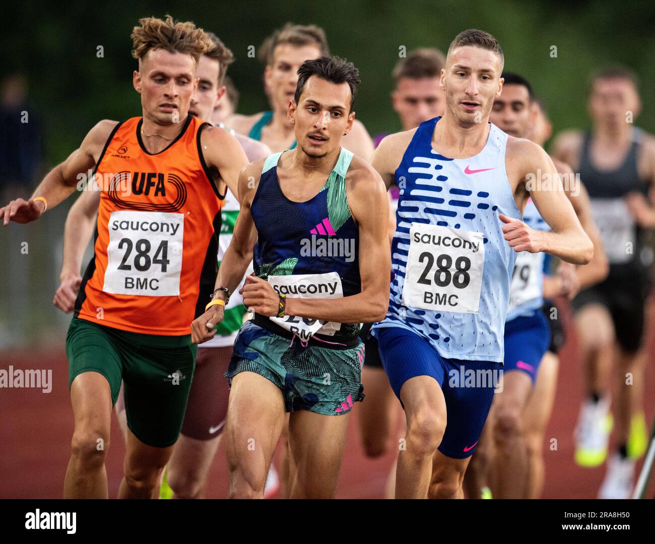 Baldvin Magnusson, d’Islande, Emile Cairess et Marc Scott, de GB & ni, se battent pour prendre la tête de la course masculine de 3000m A au British Milers Club Gran Banque D'Images