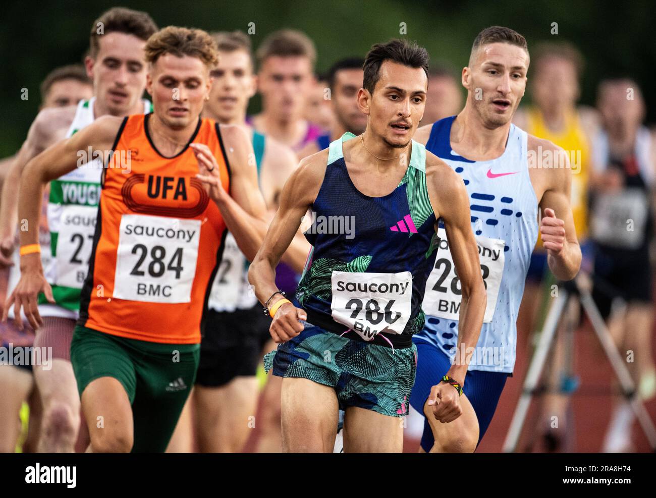 Baldvin Magnusson, d’Islande, Emile Cairess et Marc Scott, de GB & ni, se battent pour prendre la tête de la course masculine de 3000m A au British Milers Club Gran Banque D'Images