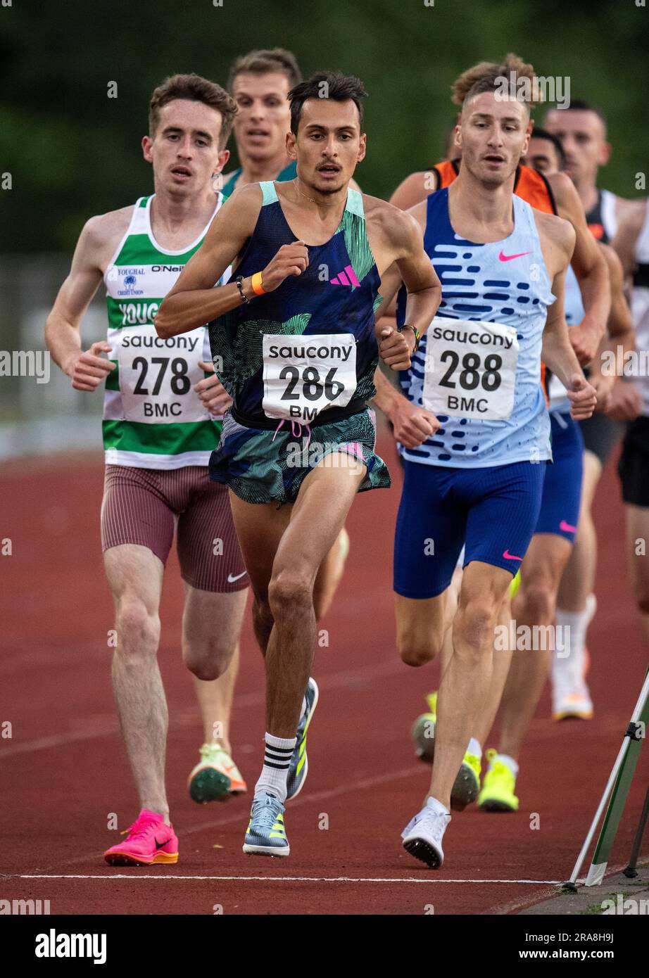 Emile Cairess de Leeds City AC en compétition dans le BMC hommes 3000m Une course au British Milers Club Grand Prix, Woodside Stadium Watford, Angleterre Royaume-Uni on Banque D'Images