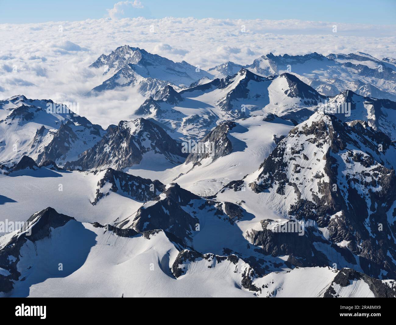 VUE AÉRIENNE. Chaîne de montagnes de la haute vallée de la Maurienne vue du nord au petit matin. Savoie, Auvergne-Rhône-Alpes, France. Banque D'Images