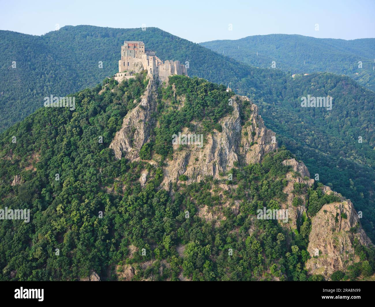 VUE AÉRIENNE. Sacra di San Michele. Sant'Ambrogio di Torino, ville métropolitaine de Turin, Piémont, Italie. Banque D'Images