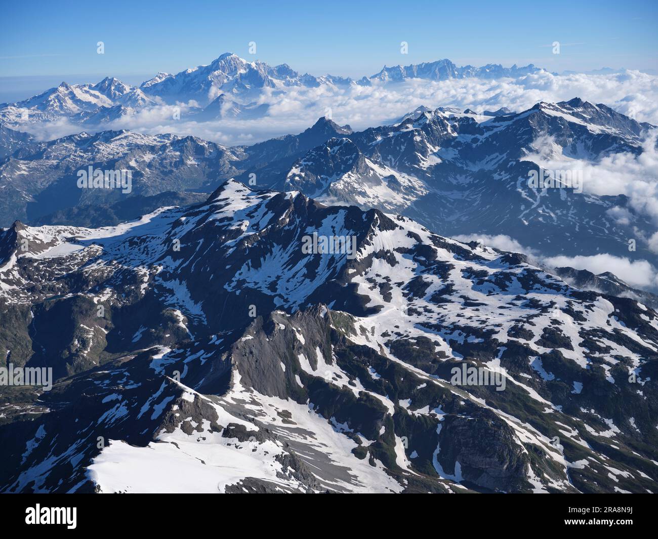 VUE AÉRIENNE. Paysage montagneux de la haute vallée de la Valgrisenche avec le massif du Mont-blanc au loin. Vallée d'Aoste, Italie. Banque D'Images