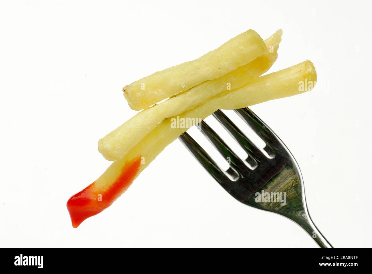 Frites avec ketchup sur la fourchette Banque D'Images