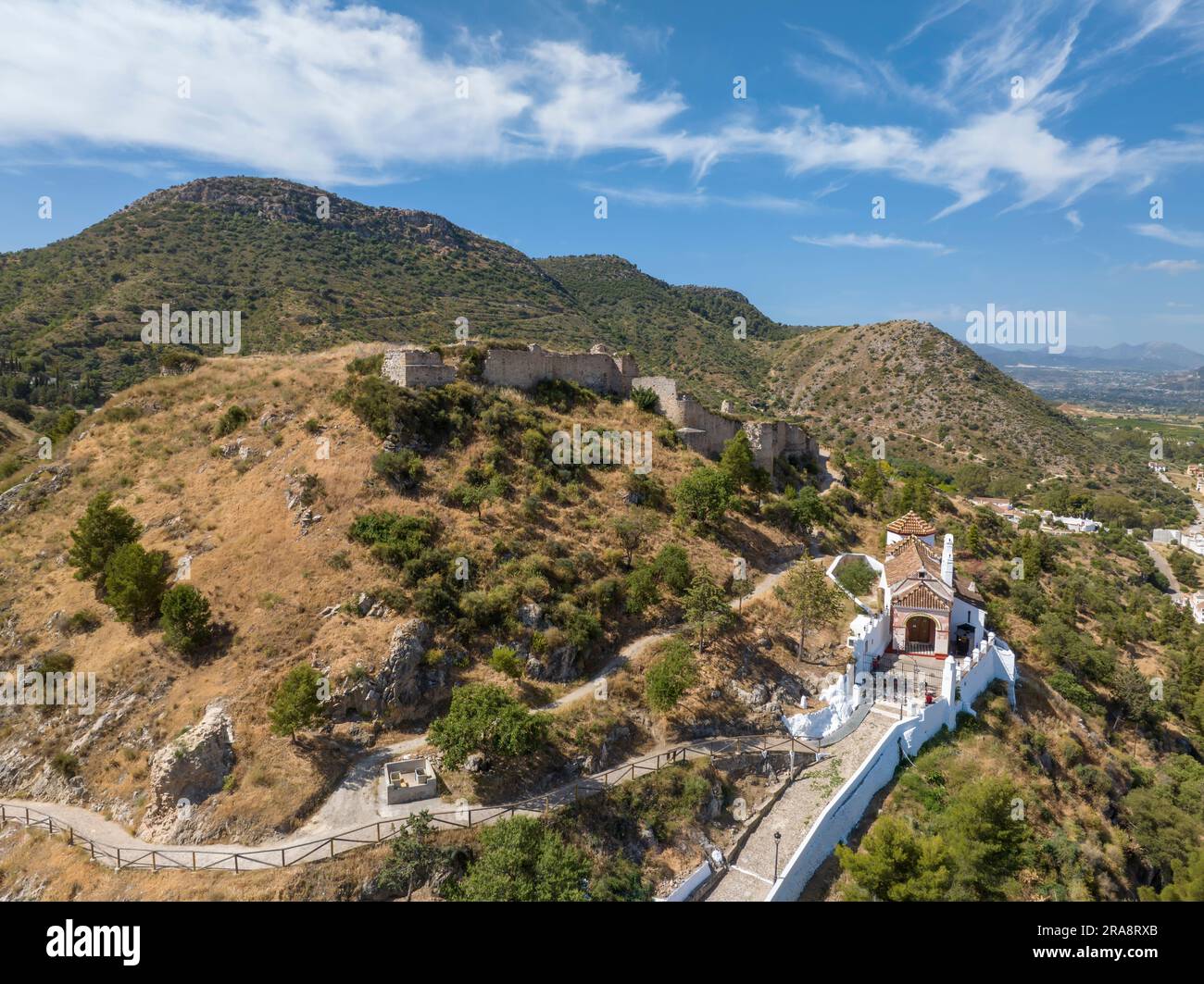 Vue sur le château et l'ermitage de Los Remedios dans la municipalité de Cartama dans la province de Malaga, Espagne. Banque D'Images