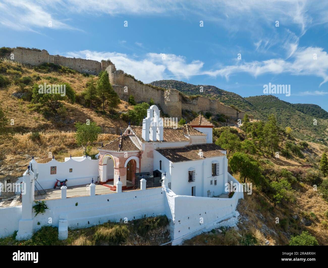 Vue sur le château et l'ermitage de Los Remedios dans la municipalité de Cartama dans la province de Malaga, Espagne. Banque D'Images