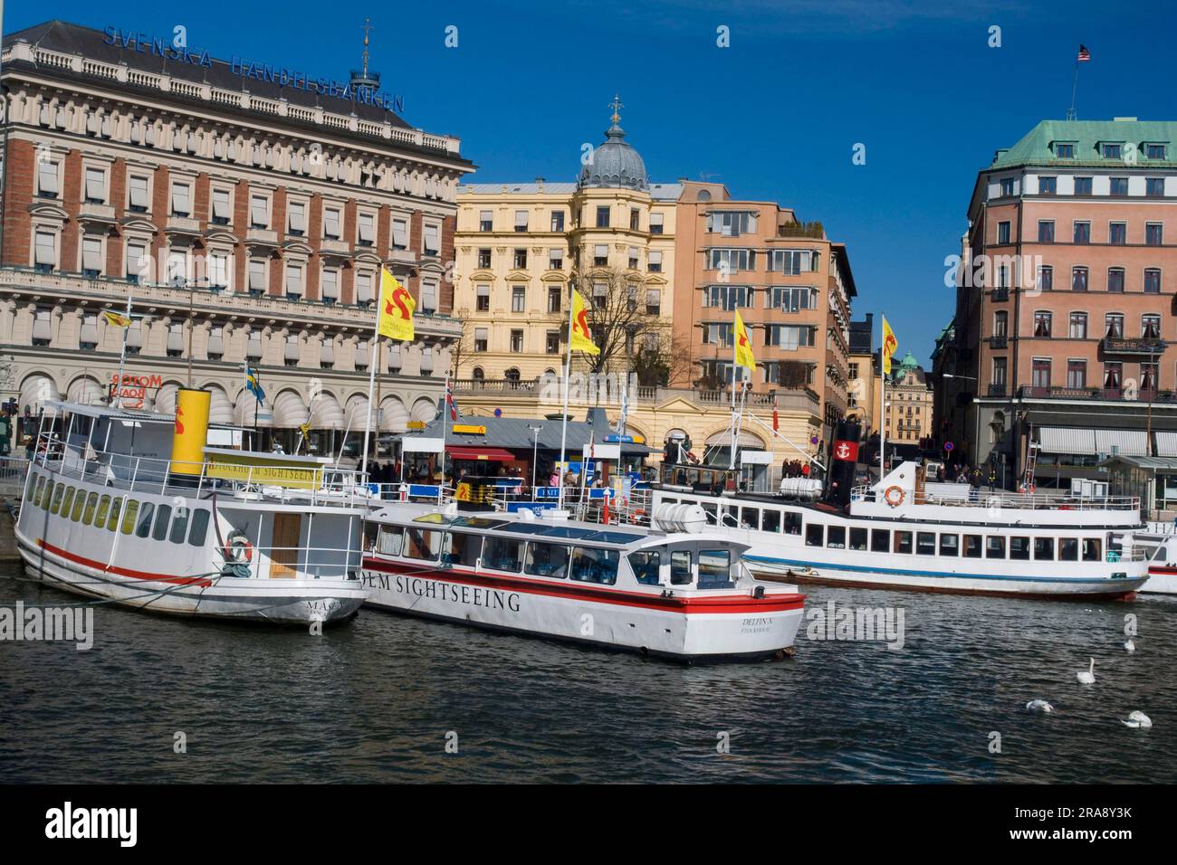 Ferries, au bord de la rivière Stromkajen, Stockholm, Suède, Stroemkajen Banque D'Images