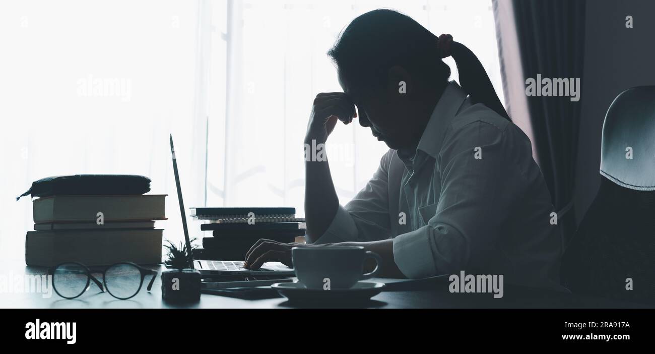 Stress femme d'affaires personne de travail dur, dépression dans le bureau. Femme salariée fatiguée et inquiète et malheureuse à l'emploi problématique. jeune femme d'affaires Banque D'Images Stress femme d'affaires personne de travail dur, dépression dans le bureau. Femme salariée fatiguée et inquiète et malheureuse à l'emploi problématique. jeune femme d'affaires Banque D'Images