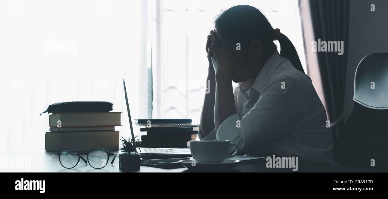 Stress femme d'affaires personne de travail dur, dépression dans le bureau. Femme salariée fatiguée et inquiète et malheureuse à l'emploi problématique. jeune femme d'affaires Banque D'Images Stress femme d'affaires personne de travail dur, dépression dans le bureau. Femme salariée fatiguée et inquiète et malheureuse à l'emploi problématique. jeune femme d'affaires Banque D'Images