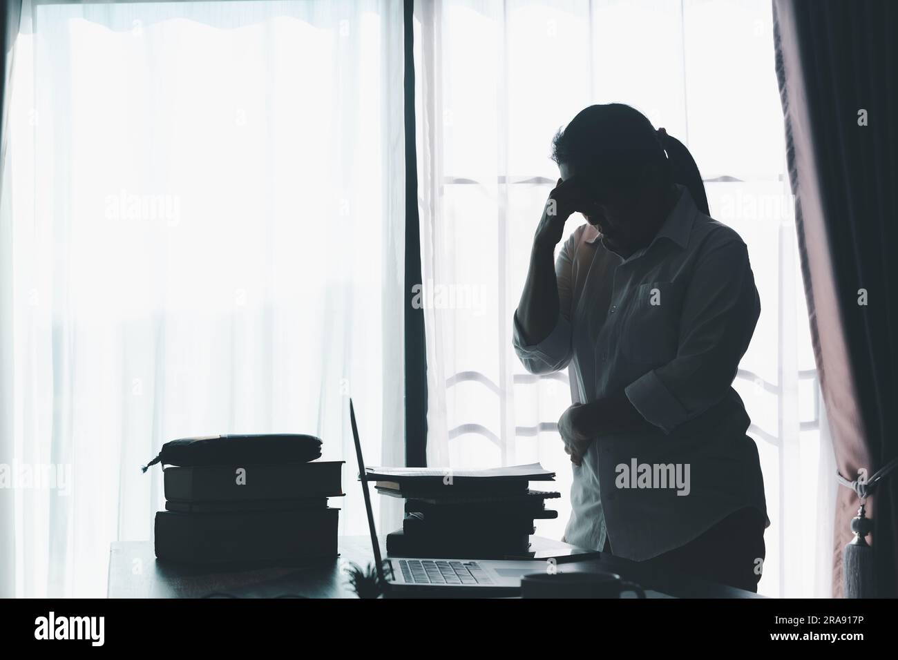Stress femme d'affaires personne de travail dur, dépression dans le bureau. Femme salariée fatiguée et inquiète et malheureuse à l'emploi problématique. jeune femme d'affaires Banque D'Images Stress femme d'affaires personne de travail dur, dépression dans le bureau. Femme salariée fatiguée et inquiète et malheureuse à l'emploi problématique. jeune femme d'affaires Banque D'Images