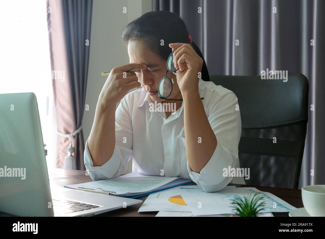 Stress femme d'affaires personne de travail dur, dépression dans le bureau. Femme salariée fatiguée et inquiète et malheureuse à l'emploi problématique. jeune femme d'affaires Banque D'Images Stress femme d'affaires personne de travail dur, dépression dans le bureau. Femme salariée fatiguée et inquiète et malheureuse à l'emploi problématique. jeune femme d'affaires Banque D'Images