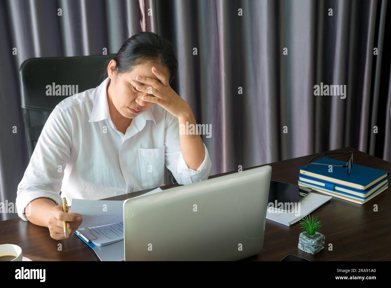 Stress femme d'affaires personne de travail dur, dépression dans le bureau. Femme salariée fatiguée et inquiète et malheureuse à l'emploi problématique. jeune femme d'affaires Banque D'Images Stress femme d'affaires personne de travail dur, dépression dans le bureau. Femme salariée fatiguée et inquiète et malheureuse à l'emploi problématique. jeune femme d'affaires Banque D'Images