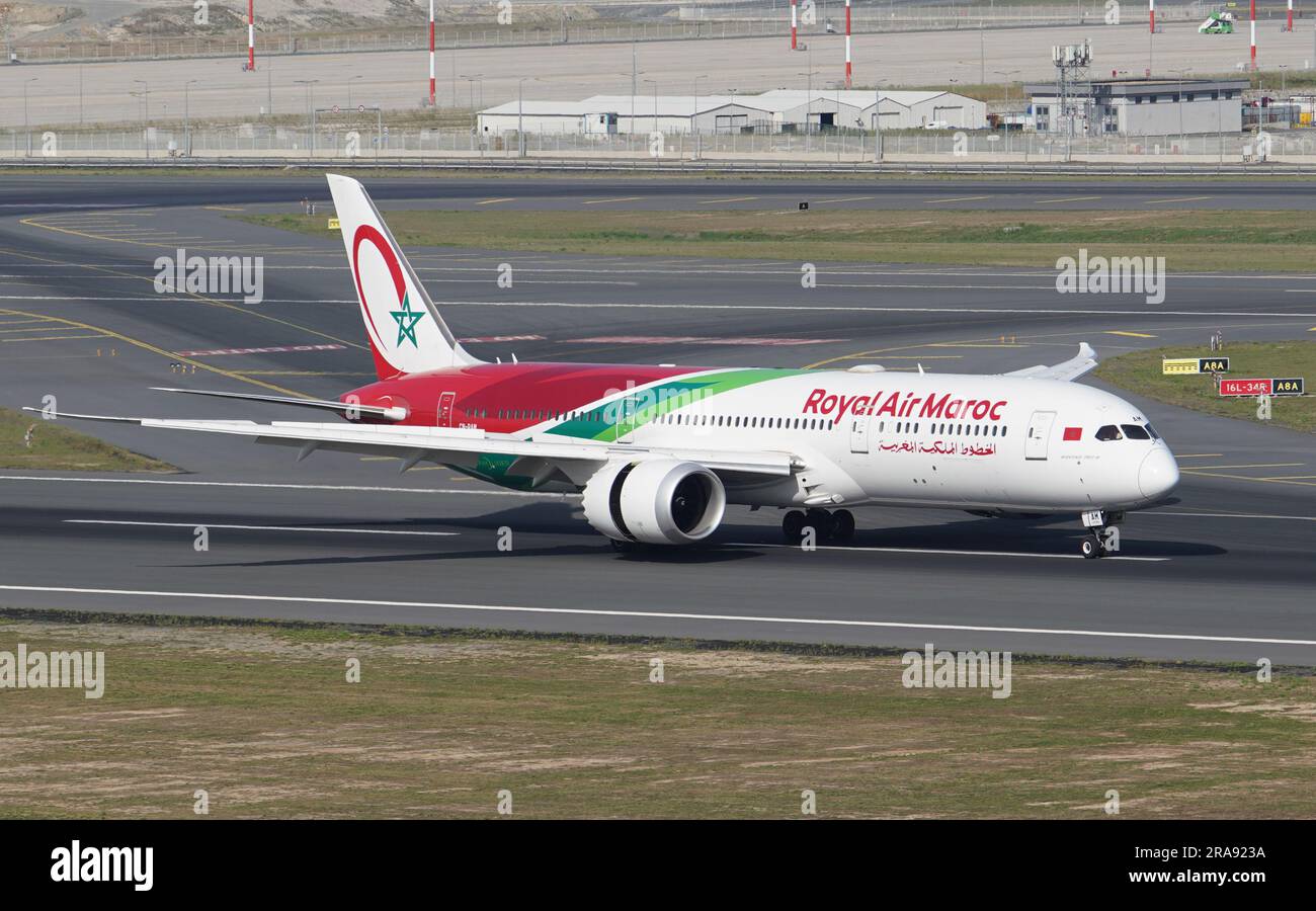 ISTANBUL, TURKIYE - 17 SEPTEMBRE 2022 : Royal Air Maroc Boeing 787-9 (64625) débarquant à l'aéroport international d'Istanbul Banque D'Images