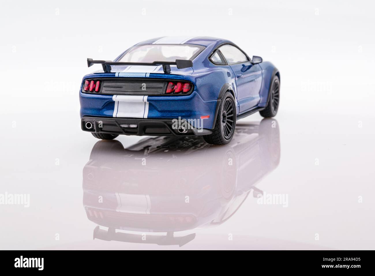 Voiture Ford Mustang GT 1:43 rapide et furieuse, vue arrière, fond blanc avec reflet Banque D'Images