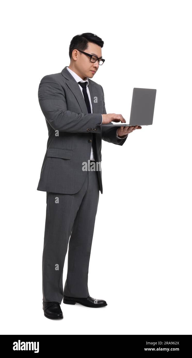 Homme d'affaires en costume travaillant sur un ordinateur portable sur fond blanc Banque D'Images