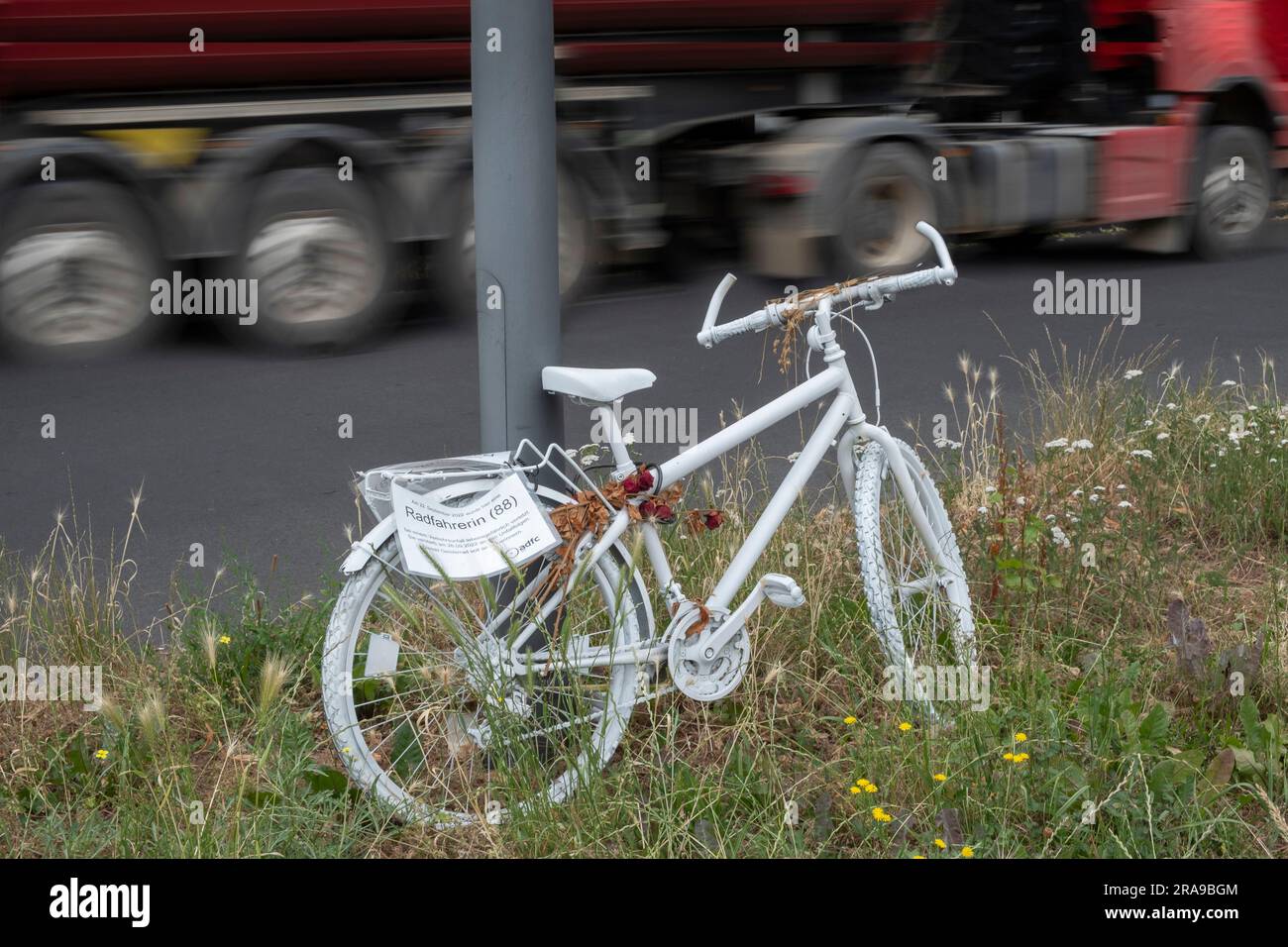 Un vélo fantôme dans un coin de rue à Cologne, où un cycliste de 88 ans a subi des blessures mortelles lors d'un accident de la circulation le 22.09.2022 et est mort Banque D'Images