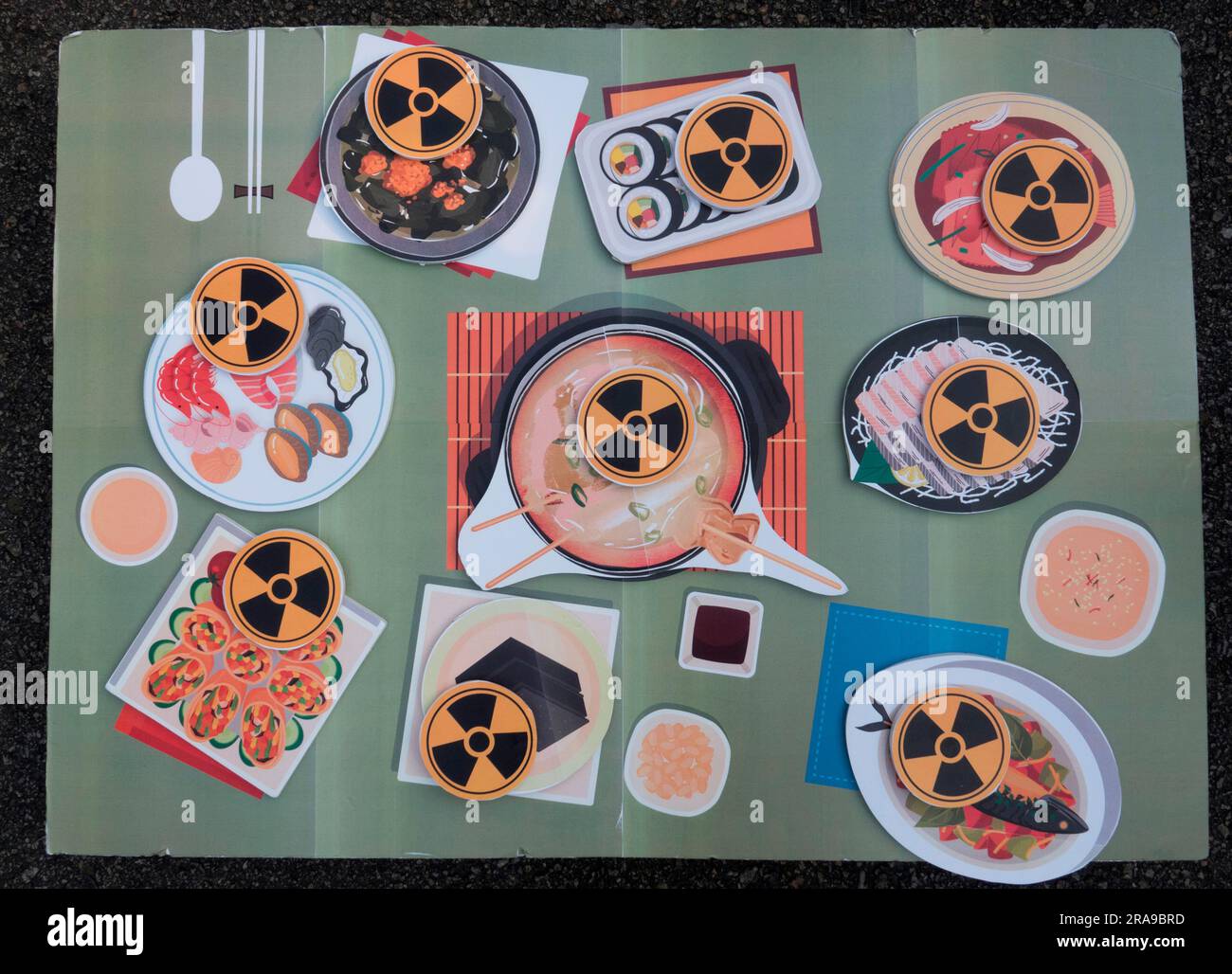 Protestation contre le plan de libération d'eau radioactive du Japon, 24 juin 2023 : Des coupures représentant des aliments que les écologistes insistent sur le fait qu'ils seraient contaminés par de l'eau radioactive, sont observées lors d'une manifestation pour s'opposer à la décision du Japon de décharger de l'eau radioactive de la centrale nucléaire de Fukushima dans la mer, à Séoul, au sud de la Korera. Les manifestants ont condamné le président sud-coréen Yoon Suk-Yeol pour avoir été un autocrate pro-japonais et l'ont appelé à préparer des mesures pour mettre fin au plan du Japon de libérer de l'eau radioactive dans l'océan. Credit: Lee Jae-won/AFLO/Alay Live News Banque D'Images