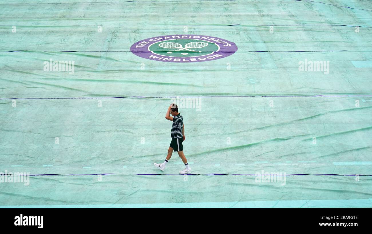 Le personnel de base prépare les couvertures au All England Lawn tennis and  Croquet Club de Wimbledon, avant les championnats qui débutent lundi. Date  de la photo: Dimanche 2 juillet 2023 Photo