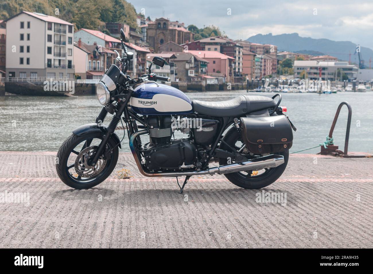 PASAIA, ESPAGNE-15 JUIN 2023 : moto triomphale Bonneville Newchurch (couleur bleu saphir) Banque D'Images