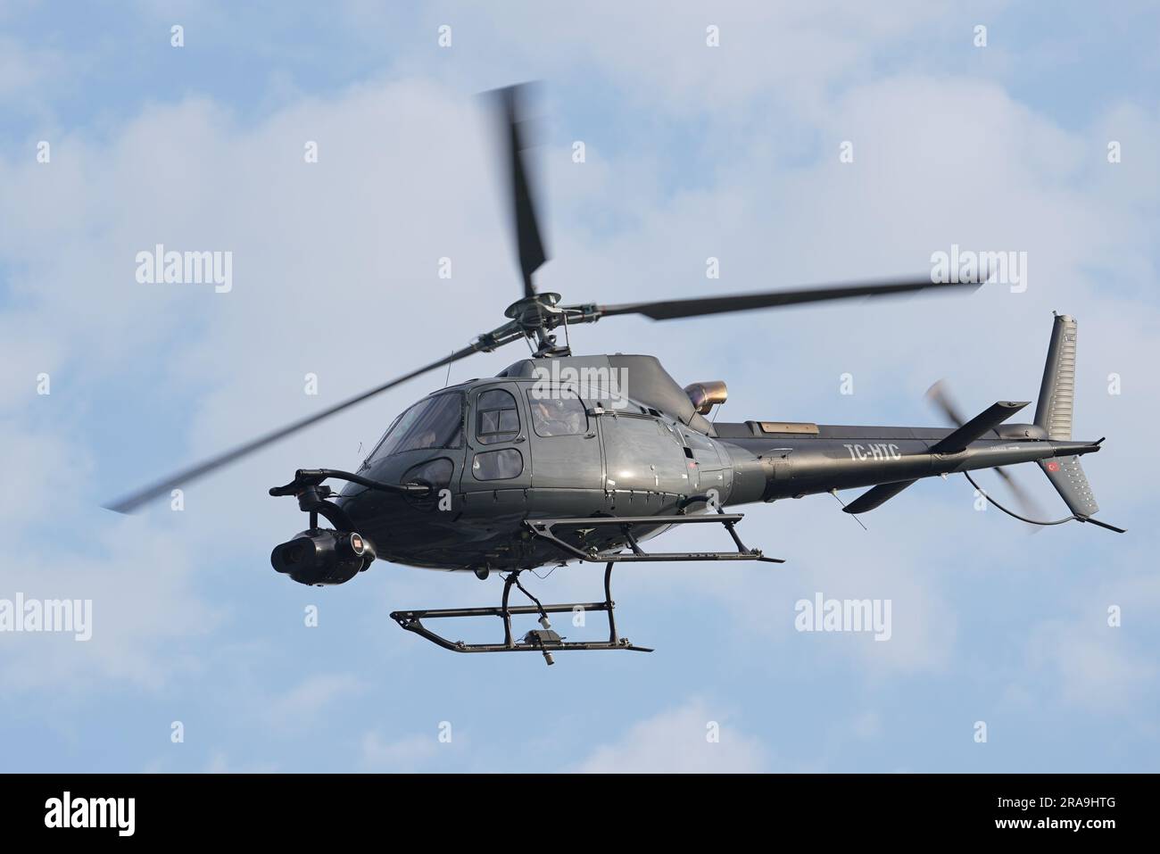 ISTANBUL, TURKIYE - 06 NOVEMBRE 2022 : Eurocopter AS350 Ecureuil survolant la ville d'Istanbul Banque D'Images