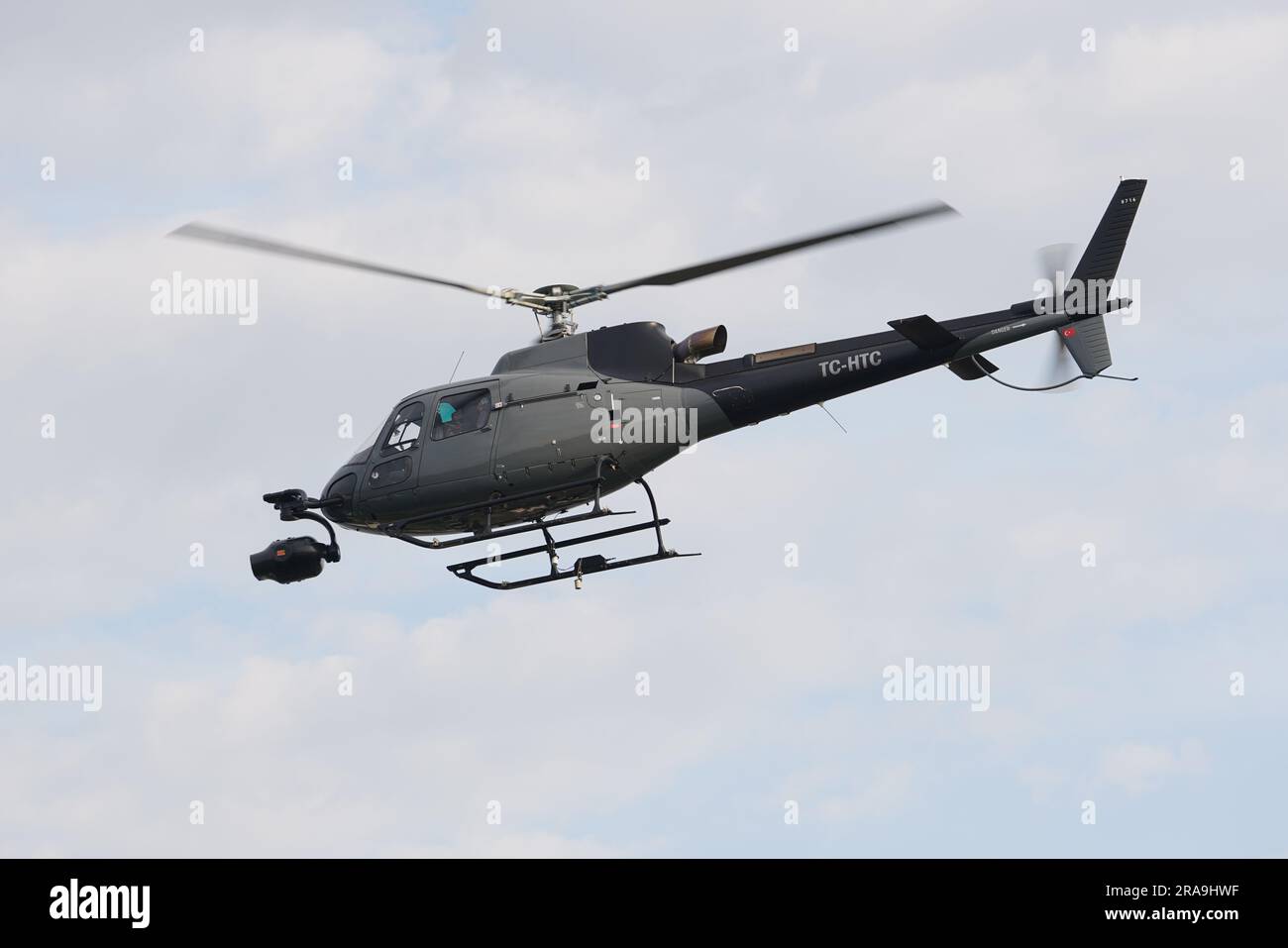 ISTANBUL, TURKIYE - 06 NOVEMBRE 2022 : Eurocopter AS350 Ecureuil survolant la ville d'Istanbul Banque D'Images