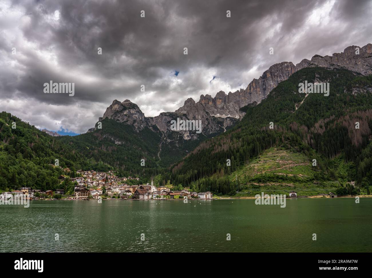 Lac Alleghe, week-end Dolomites, montagnes beautyfull et lumières de beauté. Banque D'Images