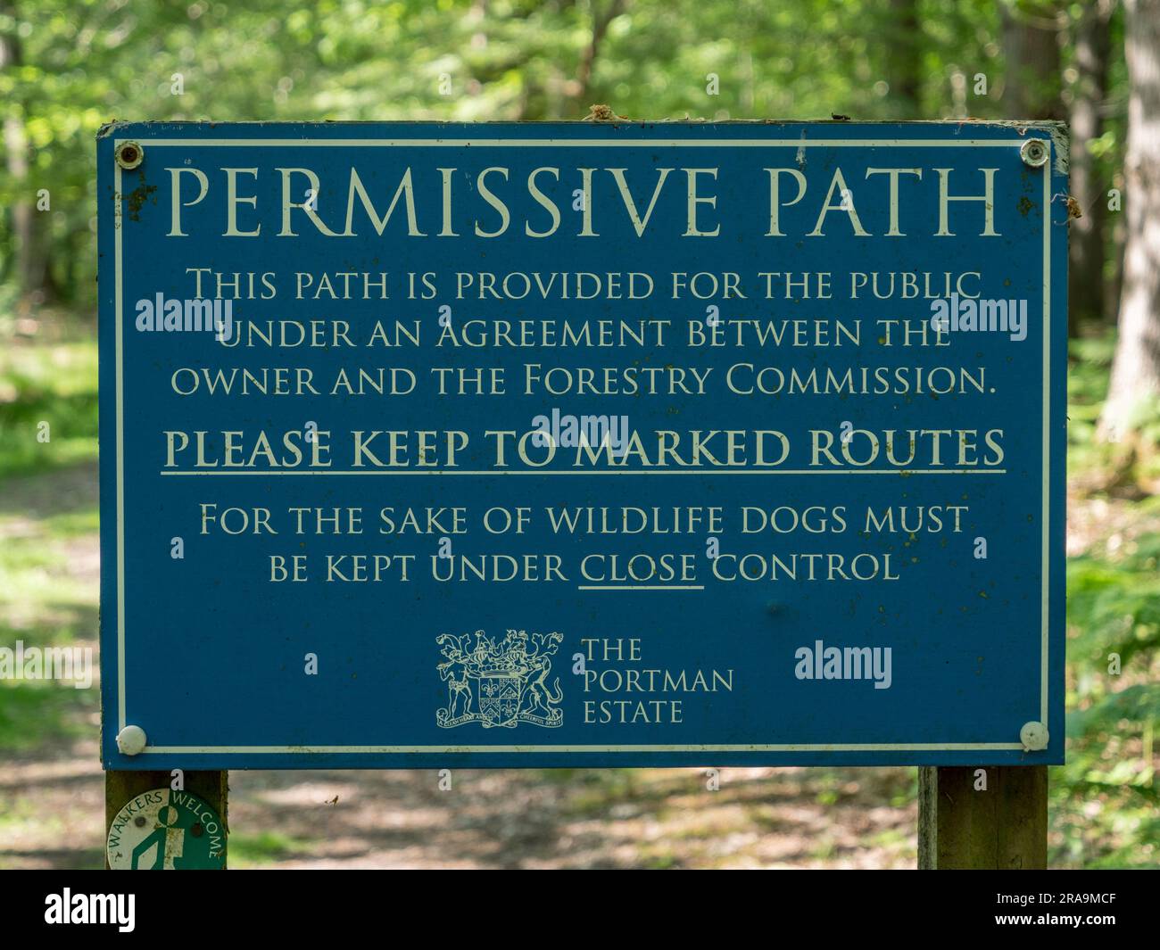 Panneau « Permissive Path » informant les visiteurs qu'ils ont la permission de marcher sur un sentier à Kemsley Wood près de Hedgeley, Bucks, Royaume-Uni. Banque D'Images