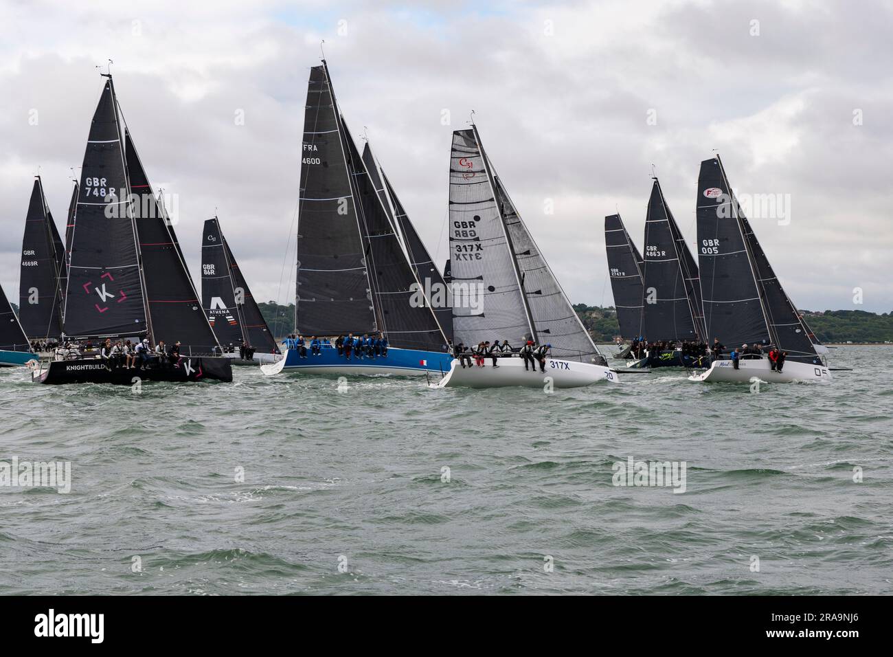 C'est un spectacle impressionnant lorsque tous les voiliers s'alignent pour le départ de l'Isle of Wight Round the Island Yacht Race Banque D'Images
