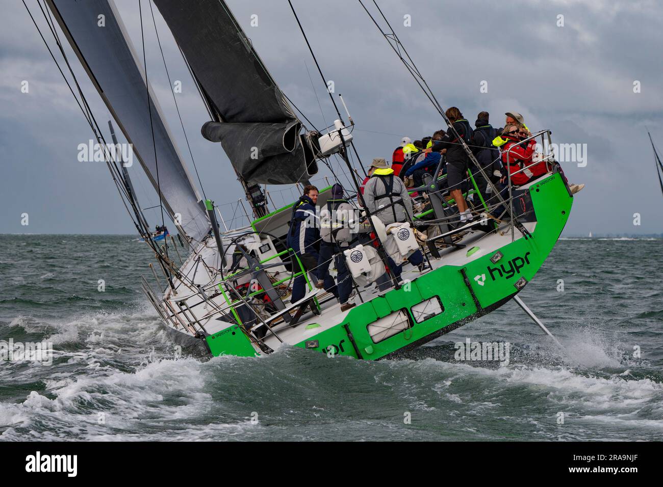 Jens Lindner's Ocean Racing Yacht Hypr naviguant à une certaine vitesse le long du Solent alors qu'elle participe à la course de yacht de l'île de Wight Round the Island Banque D'Images