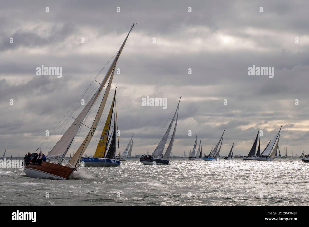 C'est un spectacle impressionnant de voir tant de voiliers concourir dans les premières étapes de la course Isle of Wight Round the Island Yacht Banque D'Images
