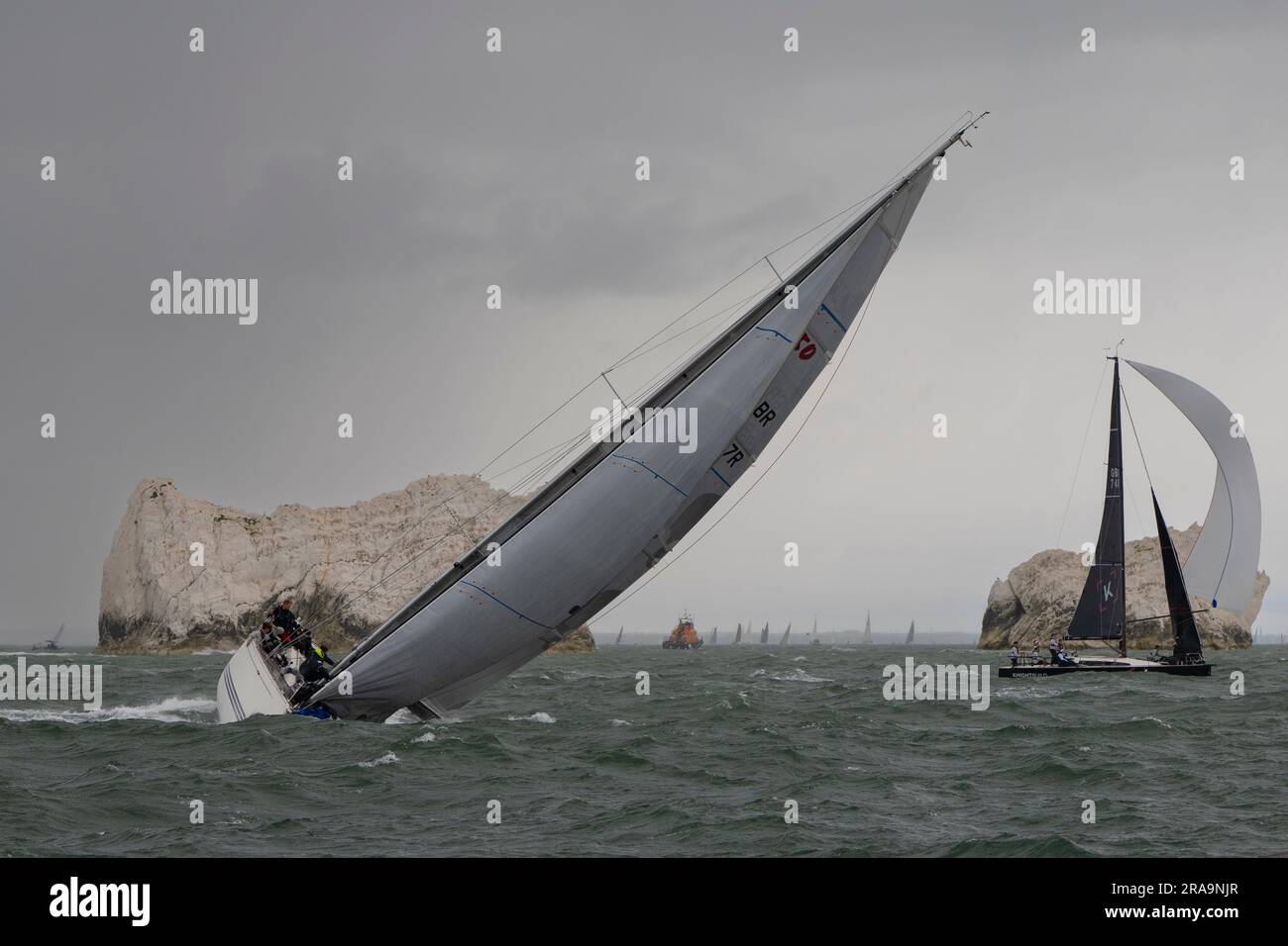 Conditions venteuses pour GBR597R ITMA comme les voiliers autour des aiguilles lors de la Round the Island Yacht Race Banque D'Images