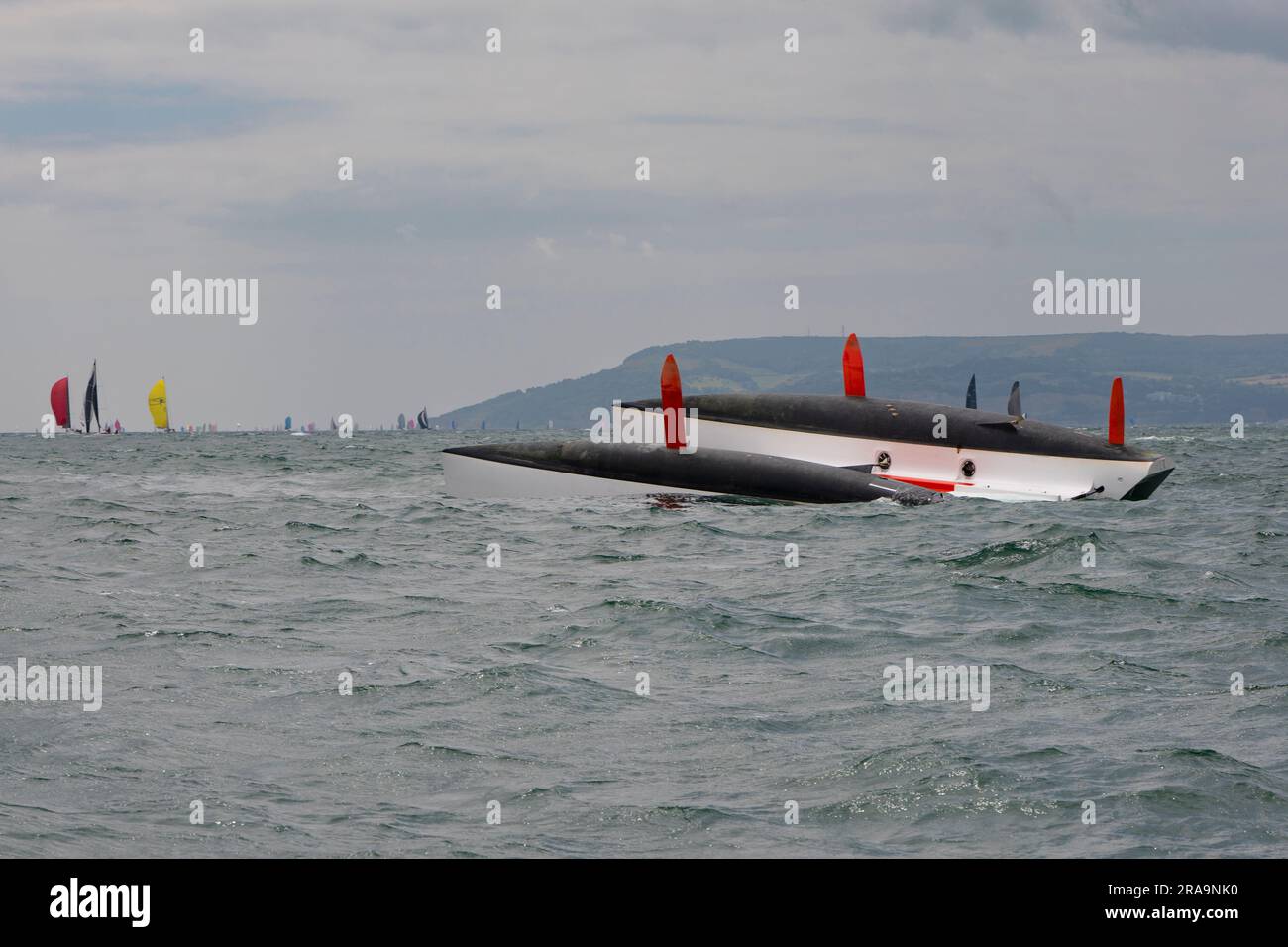 Bateau de voile capidé à voile de catamaran que l'on croyait être Coco de Mer un bateau-canon 66 appartenant à Jonathan Butler. Le bateau a chaviré près de Bembridge IOW Banque D'Images