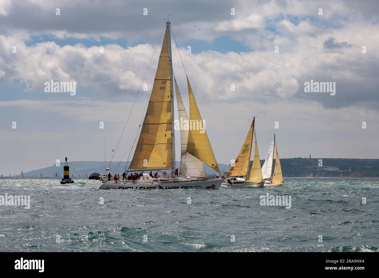 Trois voiliers avec des voiles jaunes en ligne tandis qu'ils participent à l'Isle of Wight Round the Island Yacht Race. GBR2587L, GBR9633R ET GBR834 Banque D'Images