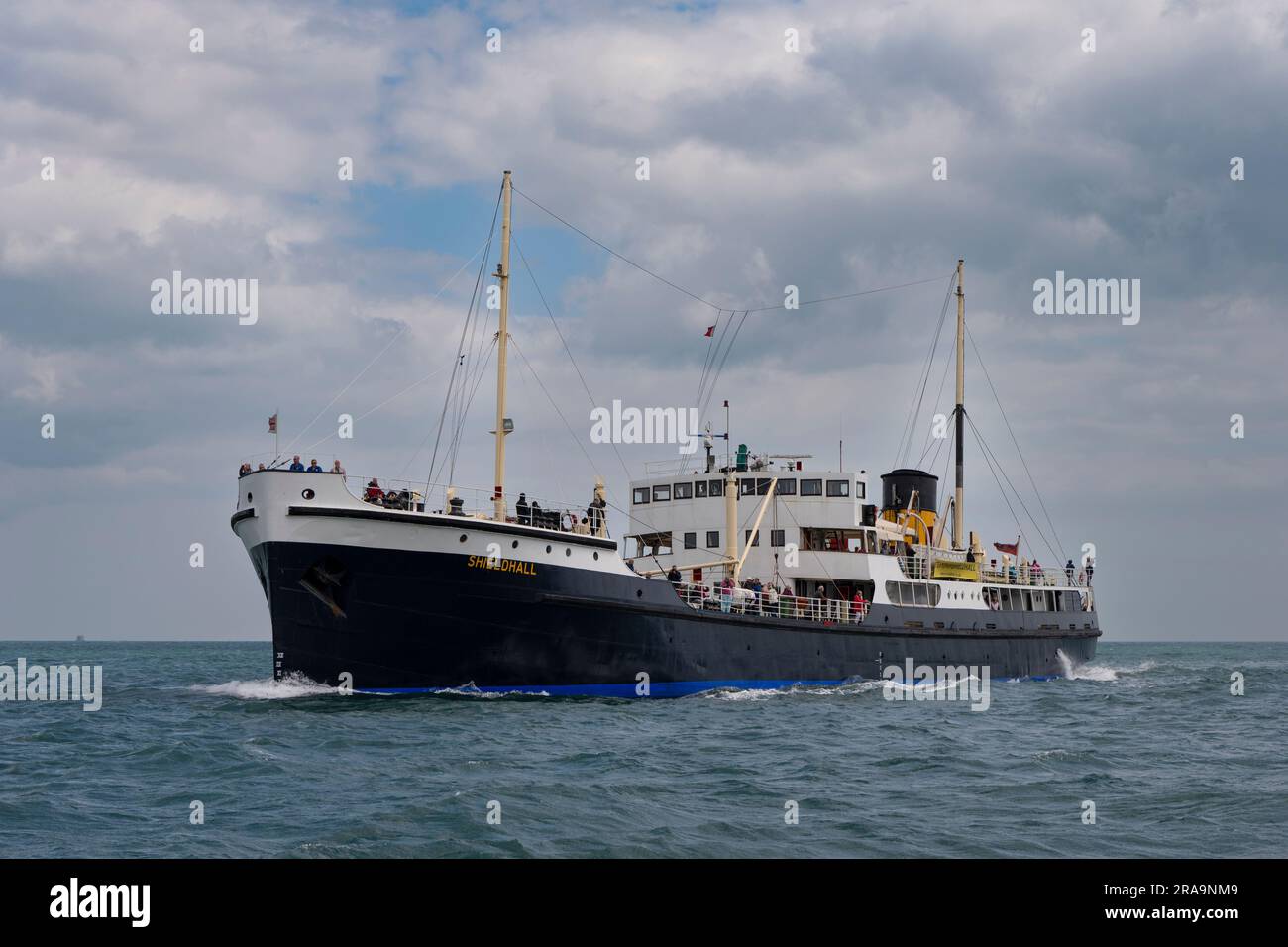 Le navire à vapeur historique Shieldhall passe le long du Solent emmenant ses passagers sur une croisière de plaisance pour observer l'île de Wight Round the Island RaceOld Banque D'Images