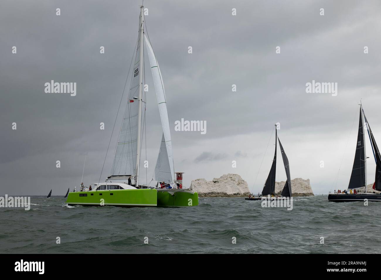 Belle Green Roger Hill Design Catamaran Sail Numéro GER8357 fait le tour des aiguilles à l'extrémité ouest de l'île de Wight Banque D'Images