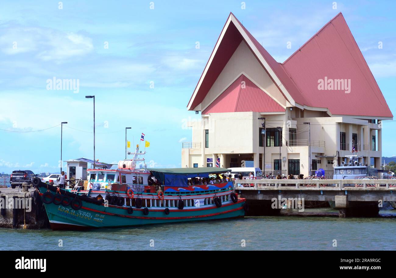 Ferry amarré à Koh Loy, une petite île flottante, reliée à la rive par un pont d'environ 500 mètres de long dans la ville de si Racha, sur la côte du district de si Racha, province de Chonburi, Thaïlande Banque D'Images