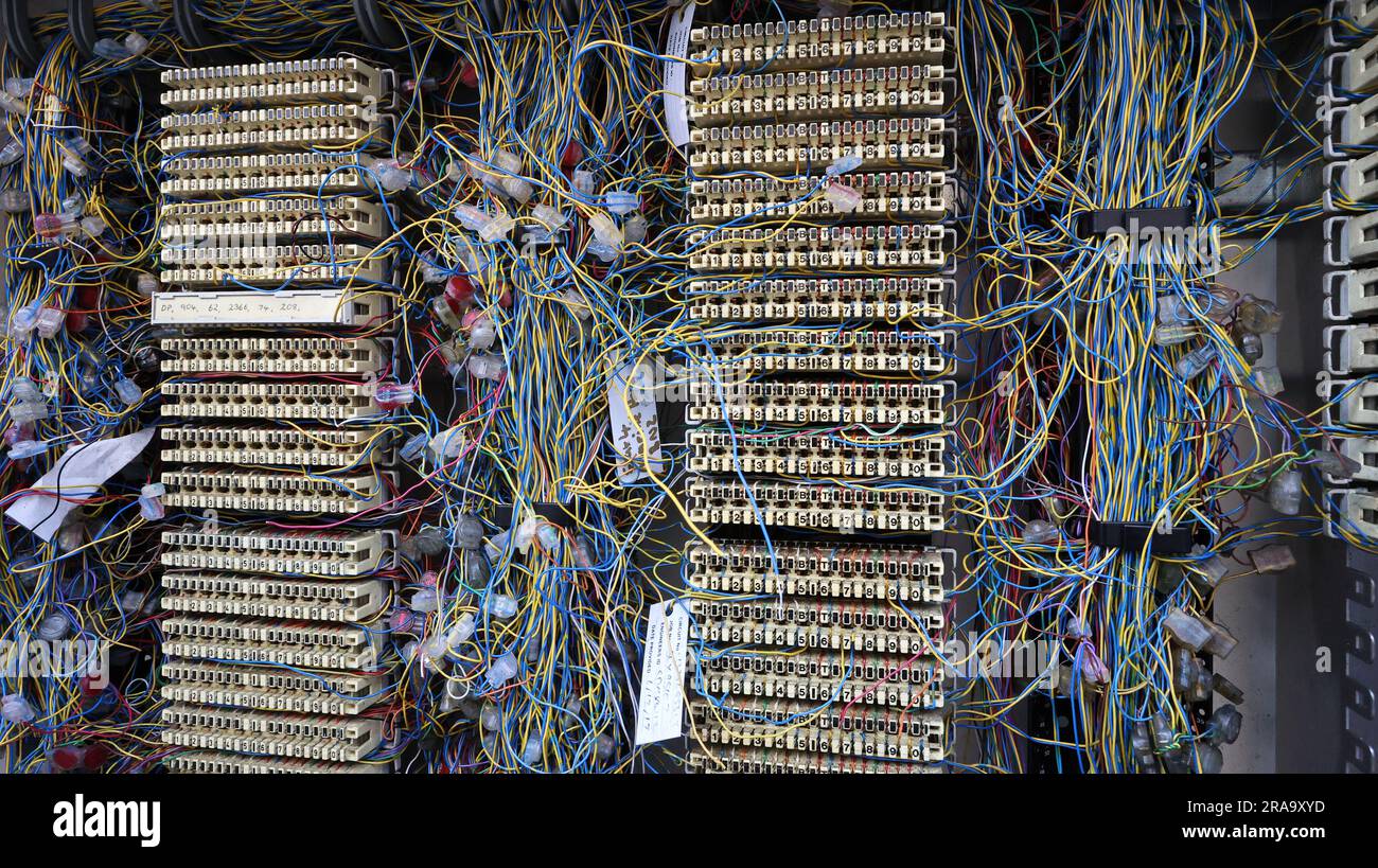 Fils et fusibles emmêlés dans un coffret téléphonique Banque D'Images