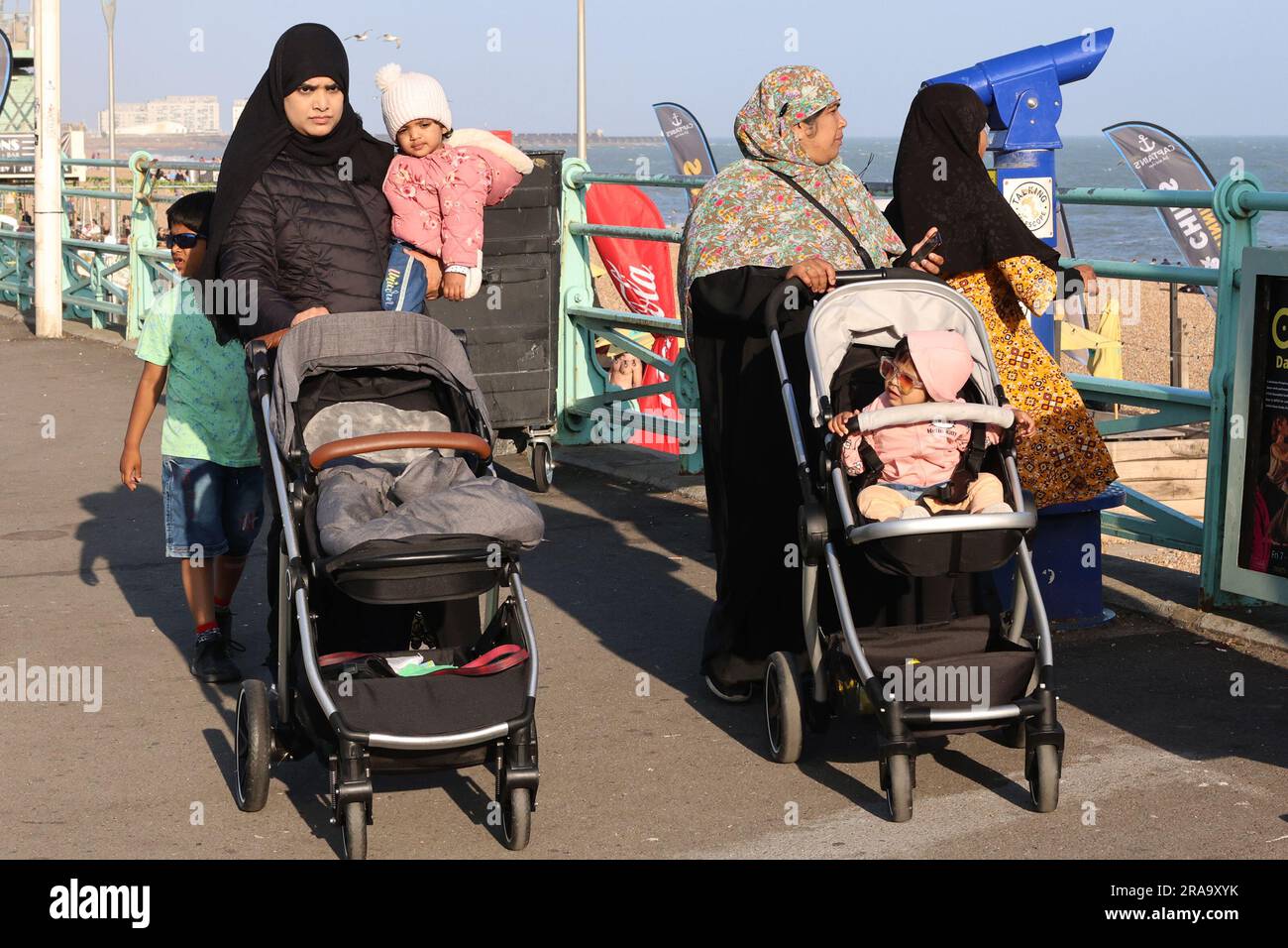 Touristes d'outre-mer sur la promenade de Brighton Banque D'Images