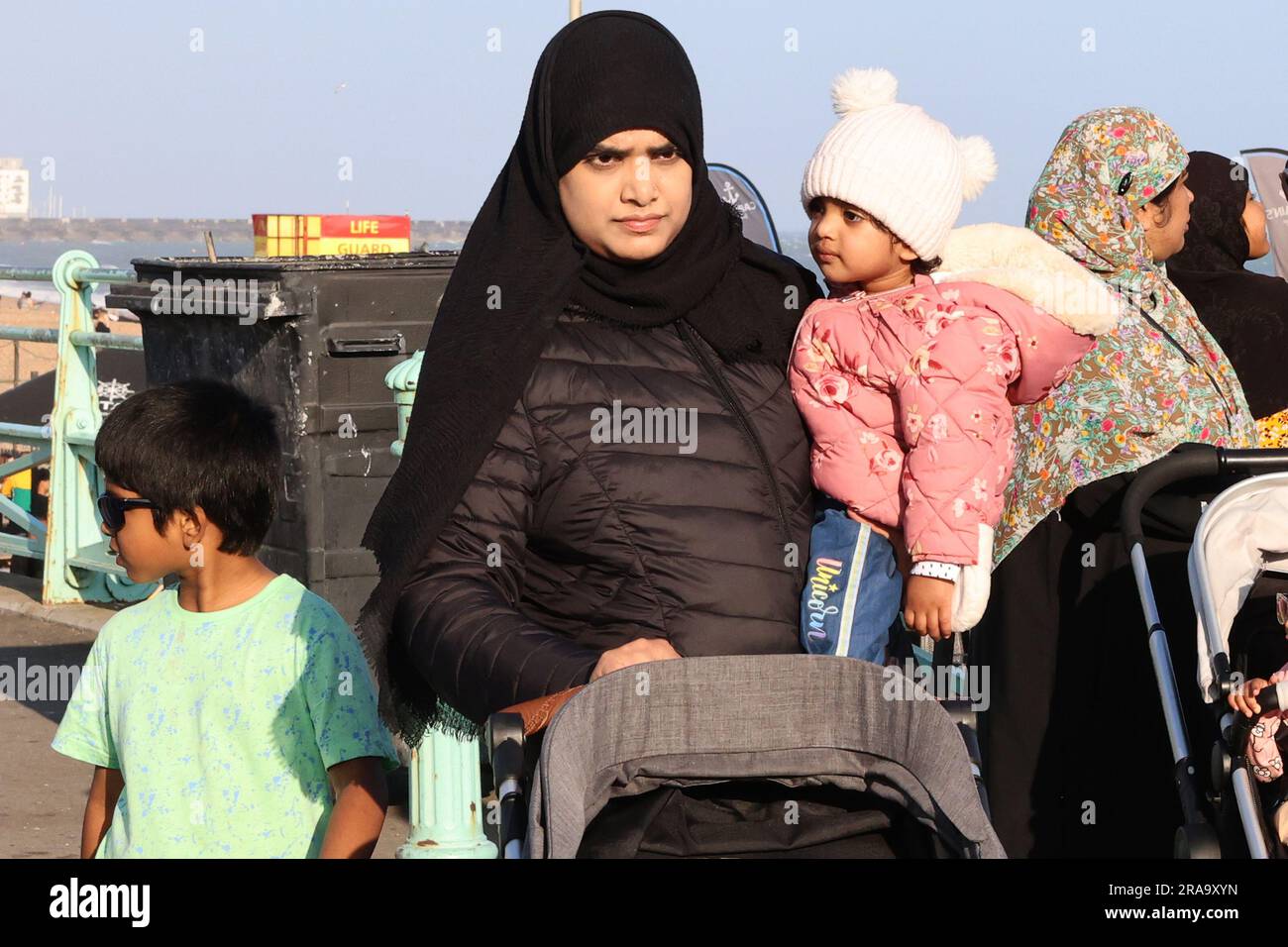 Touristes d'outre-mer sur la promenade de Brighton Banque D'Images