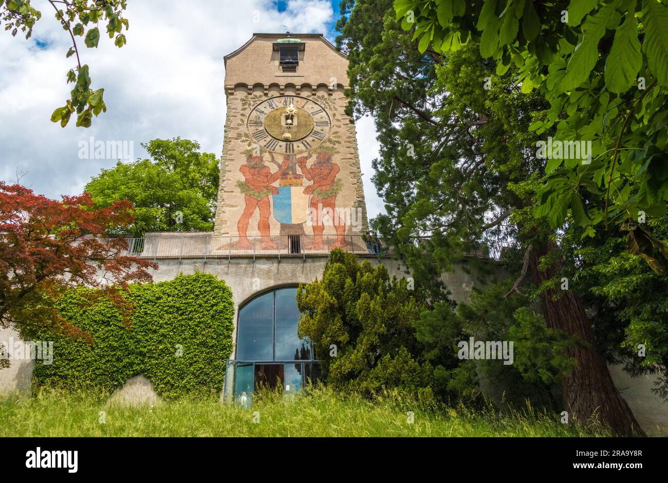 Belle vue sur le célèbre Zytturm médiéval (Tour du temps), érigé en 1442 et une partie du mur de fortification de Lucerne Museggmauer. Le visage de la ville... Banque D'Images