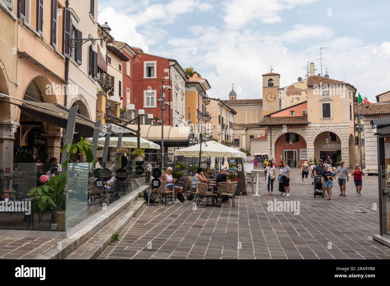 Piazza Malvezzi dans la ville de Desenzano, Lac de Garde, Italie, Europe Banque D'Images