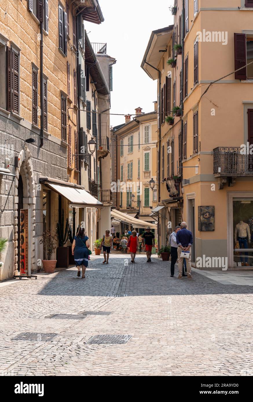 Une rue pittoresque et colorée dans la ville de Salo, Salo, Lac de Garde, Italie, Europe Banque D'Images
