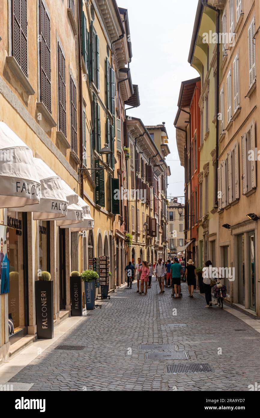 Une rue pittoresque et colorée dans la ville de Salo, Salo, Lac de Garde, Italie, Europe Banque D'Images