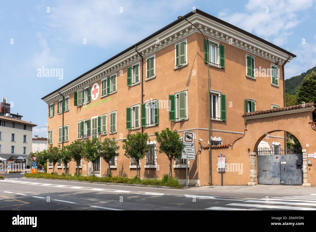 Bâtiment de la Croix-Rouge italienne (Croce Rossa Italiana), Salo, Lac de Garde, Italie, Europe Banque D'Images