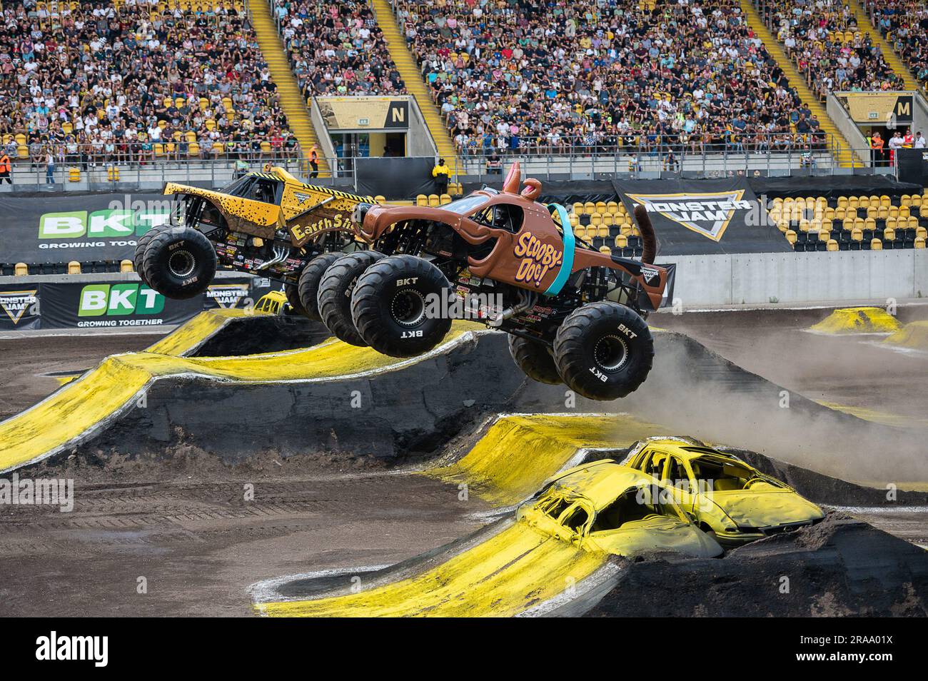 Dresde, Allemagne. 02nd juillet 2023. Monstertuck 'EARTHSHAKER®' et 'COOBY DOO' sautent sur les rampes du spectacle monster Jam au stade Rudolf Harbig de Dresde. Crédit : Paul Glaser/dpa/Alamy Live News Banque D'Images