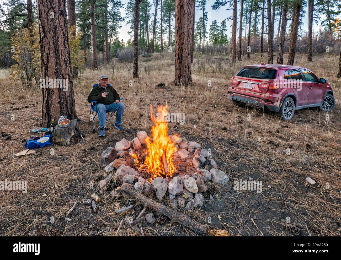 Feu de soir au camping au plateau de Kaibab, forêt nationale de Kaibab, sur Pine Flat Road, près du point de vue de Crazy Jug point du Grand Canyon, Arizona, États-Unis Banque D'Images