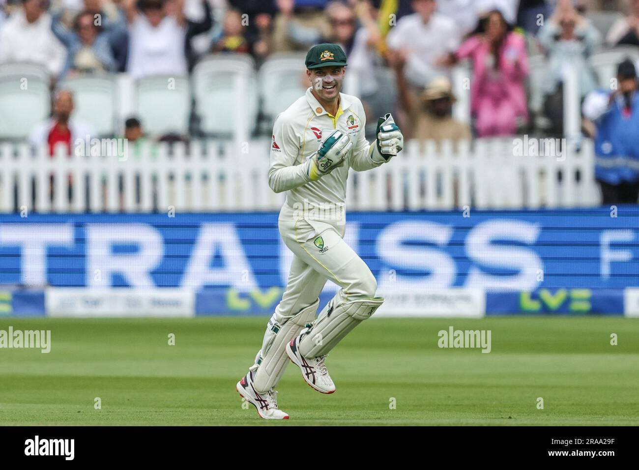 Alex Carey, d'Australie, célèbre la prise de Ben Stokes, d'Angleterre, pendant le LV= Insurance Ashes Test Series deuxième Test Day 5 Angleterre contre Australie à Lords, Londres, Royaume-Uni, 2nd juillet 2023 (photo de Mark Cosgrove/News Images) Banque D'Images